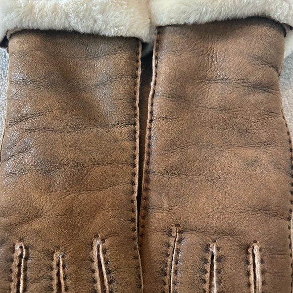 UGG Australia Women’s Gloves - Picture 7 of 7